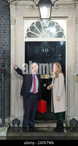 Premierminister Boris Johnson und seine Freundin Carrie Symonds kommen in Downing Street, nachdem die Konservative Partei an die Macht in der allgemeinen Wahl mit einem erhöhten Mehrheit zurück. Stockfoto