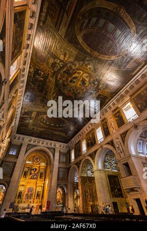 Reich verzierten Innenraum der Römisch-katholischen Kirche Igreja de Sao Roque (Kirche von Saint Roch) in Richtung der Hauptaltar suchen. Lissabon, Portugal. Stockfoto