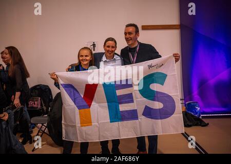 Britischen allgemeinen Wahl 2019 Mhairi Schwarz & Gavin Newlands SNP. Die Wahlbeteiligung betrug. Stockfoto