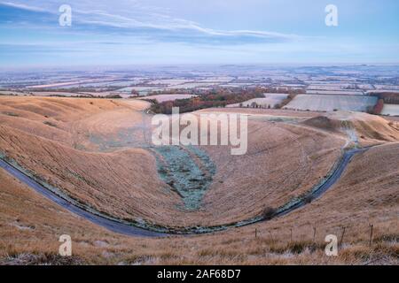 Die Krippe und Dragon Hill am frühen Morgen Dezember Frost an, von Uffington White Horse Hill gesehen. Uffington, Oxfordshire, England Stockfoto