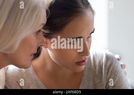 Nahaufnahme der Mutter Komfort erwachsene Tochter Stockfoto