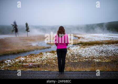 Junge Frau in Yellowstone National Park, USA Stockfoto