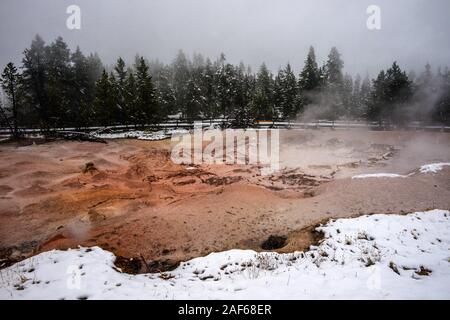 Red Wasserspeier thermische im Yellowstone National Park, USA Vent Stockfoto