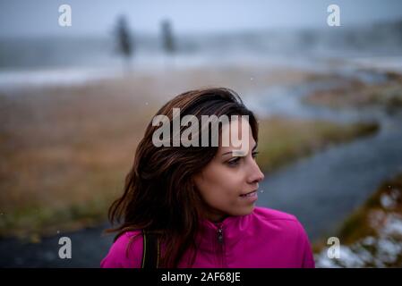 Junge Frau in Yellowstone National Park, USA Stockfoto