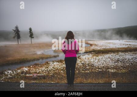 Junge Frau in Yellowstone National Park, USA Stockfoto