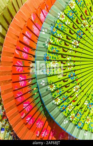 Bunte traditionelle Papier Ventilatoren an einem Souvenirshop in Sevilla, Spanien Stockfoto