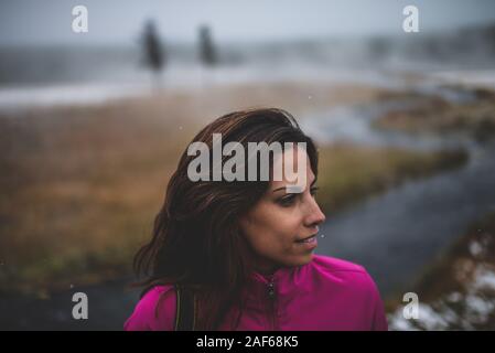 Junge Frau in Yellowstone National Park, USA Stockfoto