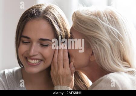 Zwei Generationen von Frauen lachen Tratschen zu Hause Stockfoto