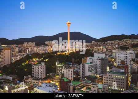 Bei Nacht mit busan Busan Turm in Korea Stockfoto