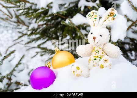 Eine kleine glänzende sphärischen Dekoration und Spielzeug, allgemein auf Weihnachtsbäume Stockfoto