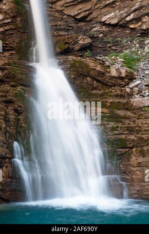 Close-up von la Lance Wasserfall, einer aufgeführten natürlichen Standort in der Nähe von Seyne-les-Alpes, Alpes-de-Haute-Provence (04), Provence-Alpes-Cote d'Azur, Frankreich. Stockfoto