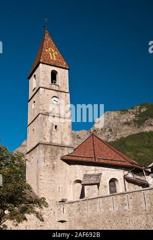 St. Martin Kirche in der mittelalterlichen Stadt von Colmars-les-Alpes, Alpes-de-Haute-Provence (04), Nationalpark Mercantour, Frankreich. Stockfoto