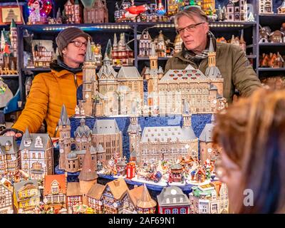 Ein paar, die traditionelles Weihnachten Geschenke an der 2019 Weihnachtsmarkt in Aachen, Deutschland Stockfoto