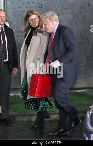 Premierminister Boris Johnson und seine Freundin Carrie Symonds kommen in Downing Street, nachdem die Konservative Partei an die Macht in der allgemeinen Wahl mit einem erhöhten Mehrheit zurück. Stockfoto