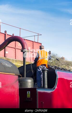 Jubiläum der Klasse 45699 "Galatea" Dampfmaschine am Kopf des Winter Cumbria Express in Ihrem zarten aufgefüllt Appleby Bahnhof Wasserturm Stockfoto