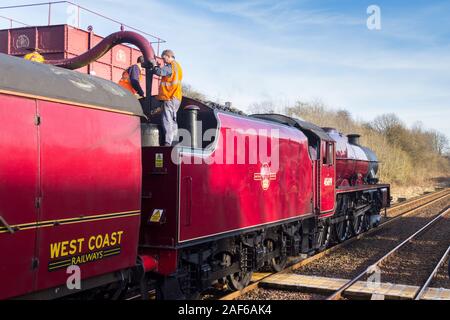 Jubiläum der Klasse 45699 "Galatea" Dampfmaschine am Kopf des Winter Cumbria Express in Ihrem zarten aufgefüllt Appleby Bahnhof Wasserturm Stockfoto