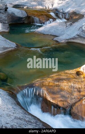 Vasques von la Lance stream (Vasques du Pont de la Serre) in der Nähe von Seyne-les-Alpes, Alpes-de-Haute-Provence (04), Provence-Alpes-Cote d'Azur, Frankreich Stockfoto