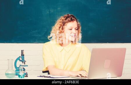 Pädagogisches Programm für begabte Jugendliche. Für Grant und Stipendium für begabte Schüler. Eigene Forschung Projekt starten. Student oder Lehrer. Schüler Mädchen mit Laptop und Mikroskop. Stockfoto