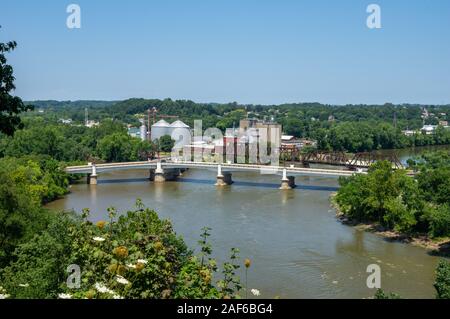 Die Y-förmige Brücke in Zanesville, Ohio mit der Stadt und Getreidesilos im Hintergrund. Stockfoto