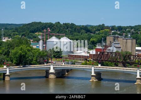 Die Y-förmige Brücke in Zanesville, Ohio mit der Stadt und Getreidesilos im Hintergrund. Stockfoto