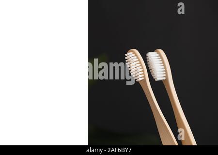 Zwei Eco Natural bamboo Zahnbürsten und Weiß auf schwarzem Hintergrund. Nachhaltiger Lebensstil und null Abfall home. Zahnpflege und Umweltfreundlich und r Stockfoto