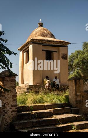 Äthiopien, Tigray, Axum (Aksum), Maryam Tsion Dom Kloster, Mönche in Schatten am Eingang anliegt Stockfoto