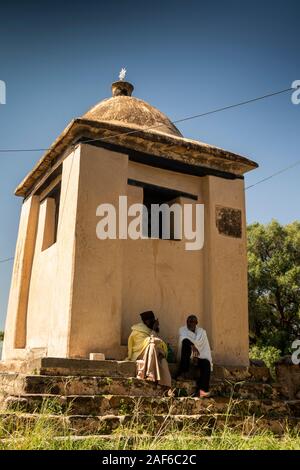 Äthiopien, Tigray, Axum (Aksum), Maryam Tsion Dom Kloster, Mönche in Schatten am Eingang anliegt Stockfoto