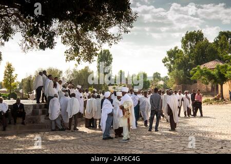 Äthiopien, Tigray, Axum (Aksum), Daero Ella, (Da'ero Ela) Plaza, öffentlichen Platz, Männer, die im Schatten der Feigenbaum nach Beerdigung Stockfoto