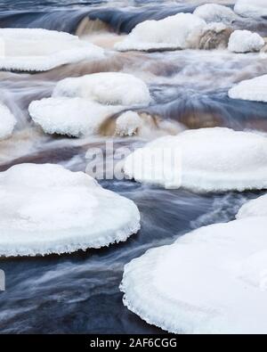 In der Nähe von Stromschnellen im Winter in Finnland. Mit schönen Eis formen. Stockfoto
