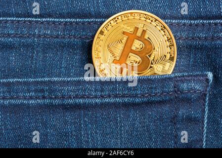 Bitcoin in einem blauen Jeans pocket hautnah. Stockfoto