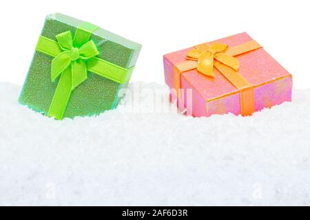 Zwei quadratische Geschenkboxen im Schnee weißer Hintergrund Stockfoto