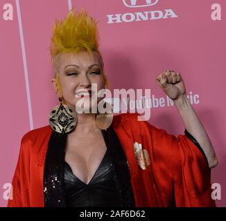 Los Angeles, USA. 13 Dez, 2019. Sänger Cyndi Lauper kommt für die 14. jährlichen Billboard Frauen in der Musik Veranstaltung im Hollywood Palladium in Los Angeles am Donnerstag, 12. Dezember 2019. Taylor Swift wurde der erste Empfänger der Billboard Frau der Dekade Award. Alanis Morissette, Nicki Minaj, Brandi Carlile und Roc Nation chief operating officer Desiree Perez waren auch an der Versammlung geehrt. Foto von Jim Ruymen/UPI Quelle: UPI/Alamy leben Nachrichten Stockfoto