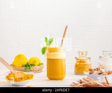 Gelbwurz und Zitrusfrüchte gesund pflanzliche Getränke in Glas Glas mit Zitrone und Minze garnieren - gesunder Lebensstil Konzept Bild mit Kopie Platz für Text. Stockfoto