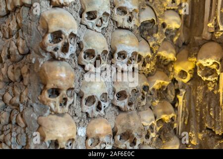 Kapelle von Bonesrior, die Wände sind bedeckt und mit menschlichen Schädeln und Knochen, Evora, Portugal eingerichtet Stockfoto