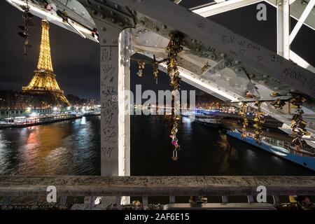 Liebesschlösser und Eiffelturm in Paris, Frankreich Stockfoto