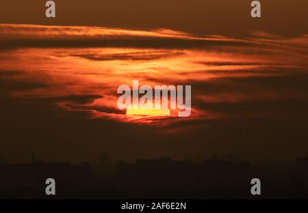 Berlin, Deutschland. 13 Dez, 2019. Die Sonne zwischen den Wolken über Berlin. Credit: Paul Zinken/dpa/Alamy leben Nachrichten Stockfoto