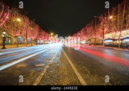 Abend in Champs-Élysées in Paris, Frankreich Stockfoto