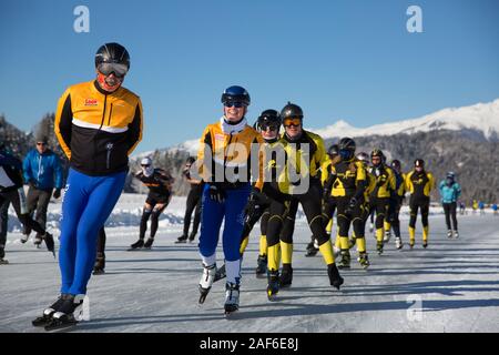 Schlittschuhlaufen auf dem See, in einem schönen Winterlandschaft. Meisterschaft Marathon Ice Speed-Skating auf Natureis, Weissensee, Österreich Stockfoto