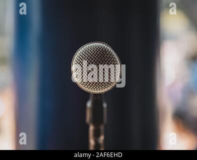 In der Nähe des Mikrofons in Concert. Selektiver Fokus verwendet. Stockfoto