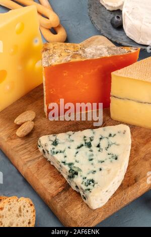 Käse fach Blauschimmelkäse, Red Leicester, Emmental, ein Close-up auf einem Holzbrett Stockfoto