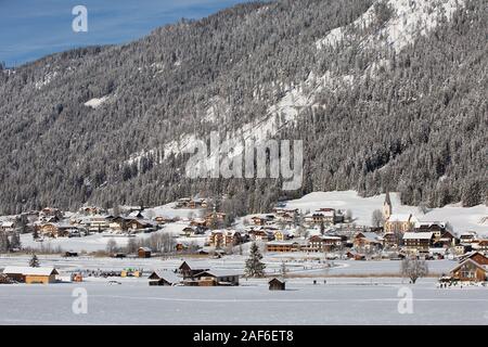 Die schöne Umgebung des Weissensees Nature Park. Touristen und Einheimische Wander- und Eislaufen auf zugefrorenen Weissensee, Kärnten, Alpen, Österreich Stockfoto