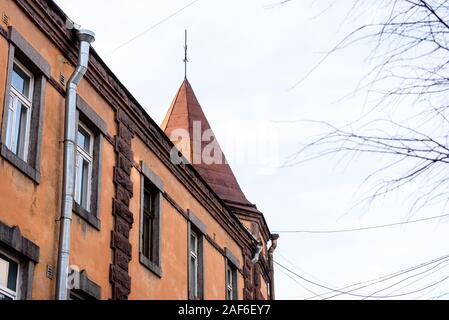 Alten roten Backsteinbau gegen den blauen Himmel Stockfoto