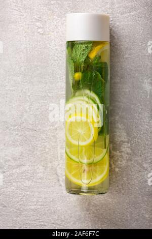 Detox Drink mit Zitrone, Limette, Minze und Chia Samen. Stockfoto