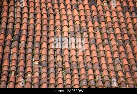 Textur Hintergrund - alte Dach aus tonziegeln Stockfoto