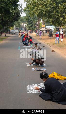 Durgapur, Westbengalen/Indien - Dezember 08,2019. Indische Frauen Teilnehmen an einer Straße Alpona/Kunst Wettbewerb. Stockfoto