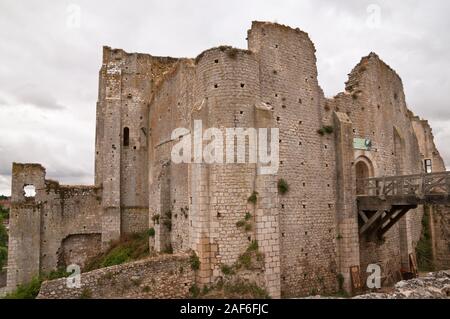 Die zerstörte Burg der Bischöfe von Poitiers (Chateau des Eveques) in Chauvigny Mittelalterliche Stadt, Vienne (86), Nouvelle-Aquitaine Region, Frankreich. Stockfoto