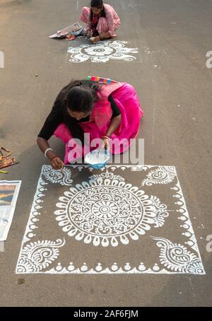 Durgapur, Westbengalen/Indien - Dezember 08,2019. Ein nicht identifiziertes indische Frau Teilnehmen an einer Straße Alpona/Kunst Wettbewerb. Stockfoto