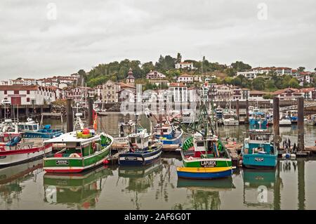 Fischerboote im Hafen von Saint-Jean-de-Luz, Pyrénées-atlantiques (64); Frankreich Stockfoto