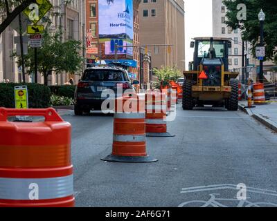 Columbus, Ohio - August 3, 2019: Bau Fässer für die Arbeit auf einer Straße in Columbus, Ohio am 3. August 2019. Stockfoto