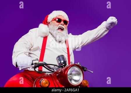 Foto von santa claus Rolle Mann schnelle reiten Neujahr Party mit dem Fahrrad aufgeregt, um zu sehen, Freunde mit Superkräften schnelle Abnutzung sun specs Hosen Hut zu bewegen Stockfoto